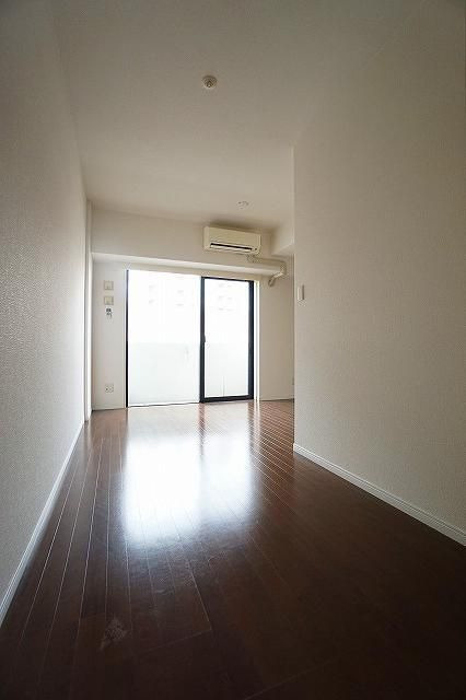 レジデンシャルヒルズヴィラスタイルの居間・リビング