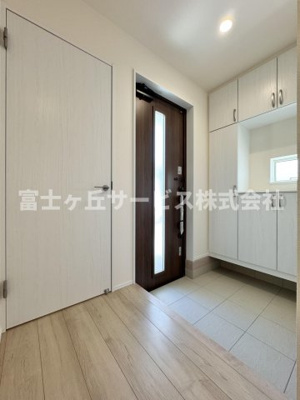 【玄関】 | 静岡市葵区田町2丁目 新築一戸建て B号棟 | 収納もある玄関です