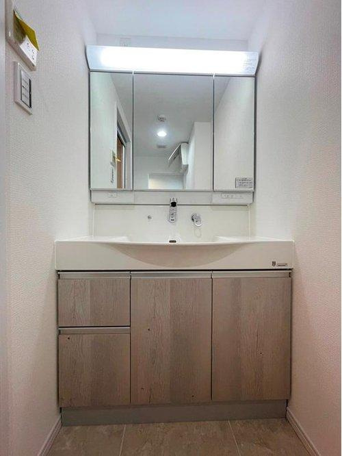 サーパス和合の洗面所|清潔感あふれる洗面所は収納スペースもたっぷり。消耗品のストックにも困りません。