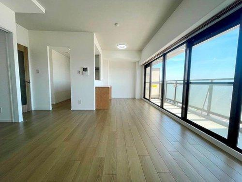 サーパス和合の居間・リビング|バルコニーから暖かい光が差し込むリビングは居心地の良さも◎