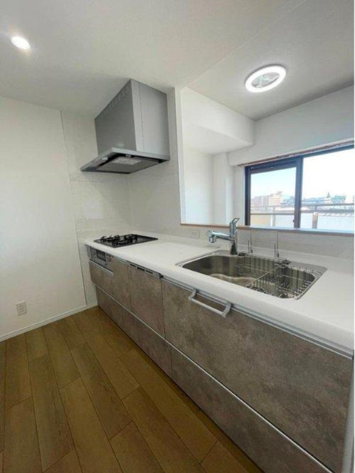 サーパス和合のキッチン|システムキッチンは新品交換済み。モダンなデザインで、お料理の時間も捗りそうです。