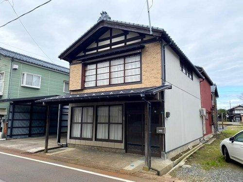 燕市吉田新町の外観|住む方のニーズによって多彩な使い方ができる約110坪の土地です。
古屋有り現況でのお渡しとなります。