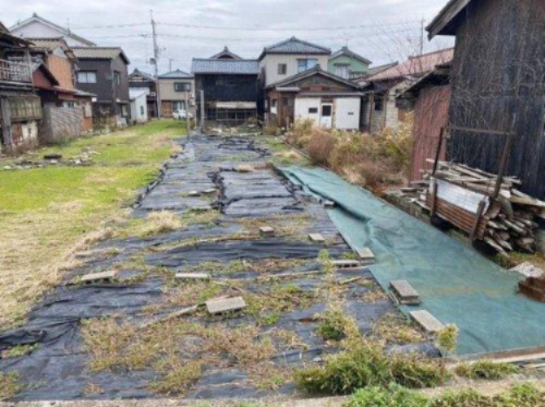 燕市吉田新町の前面道路含む現地写真|縦長の土地は前面に広めの駐車場を作ったり、裏庭で家庭菜園をしたり、様々な使い方ができます。