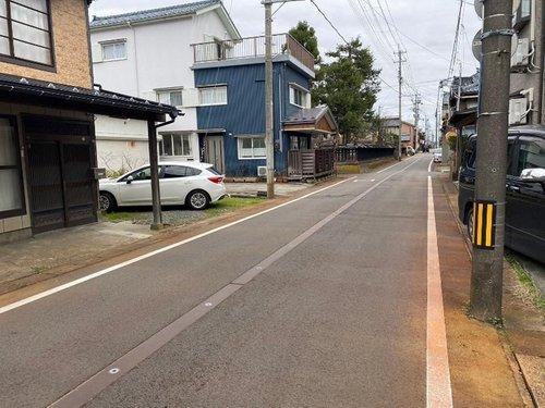 燕市吉田新町の前面道路含む現地写真|前面道路には消雪パイプがあり、降雪時も安心◎