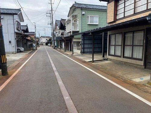 燕市吉田新町の前面道路含む現地写真