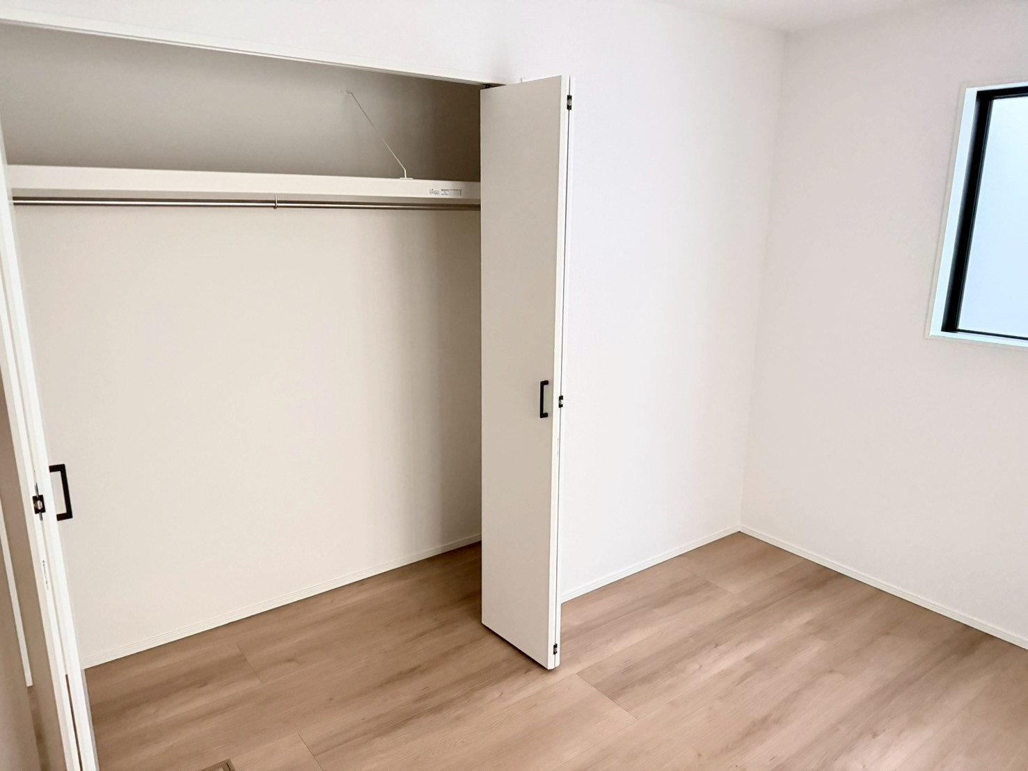 川口市本前川　4期　新築一戸建て　3号棟の寝室|広くて明るい寝室