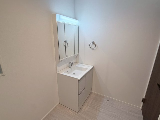 川口市本前川　4期　新築一戸建て　5号棟の独立洗面台|独立洗面化粧台が付いています