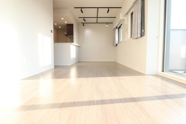 【居間・リビング】 | 【リビングダイニング】光が差し込むリビングは明るくお部屋を照らします◎