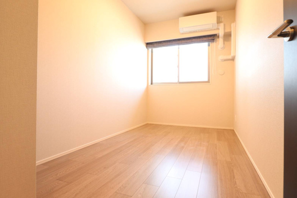 【洋室】 | 【洋室】約5.5帖の洋室！クローゼット付きでお部屋を広くお使いいただけます◎