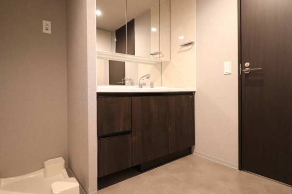 【独立洗面台】 | 【独立洗面台】三面鏡の裏には小物類を収納いただけるスペースも！