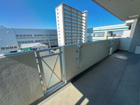 【バルコニー】 | ツインタワー空港通り☆仲介手数料無料☆ | 【6階×角部屋】バルコニーの先には開放的な空が広がります。目の前に遮る建物がなく、プライバシーを守りながら都会の眺望を独り占め。夜には博多の街灯りを楽しめる、大人な特等席です。