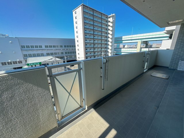 【バルコニー】 | ツインタワー空港通り☆仲介手数料無料☆ | 【6階×角部屋】バルコニーの先には開放的な空が広がります。目の前に遮る建物がなく、プライバシーを守りながら都会の眺望を独り占め。夜には博多の街灯りを楽しめる、大人な特等席です。