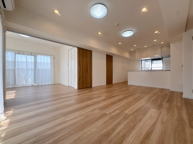 【居間・リビング】 | ツインタワー空港通り☆仲介手数料無料☆ | 6階部分ならではの抜けた眺望と、大きな窓から差し込む柔らかな光が心地よい空間です。休日の朝、家族でゆっくりと朝食を楽しむ時間が、何よりの贅沢に感じられるはず。