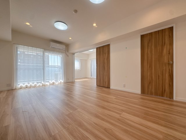 【居間・リビング】 | ツインタワー空港通り☆仲介手数料無料☆ | 家具の配置がしやすいフラットな間取り。インテリア選びも楽しみになりますね。