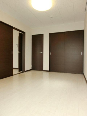 フローリング張りの洋室