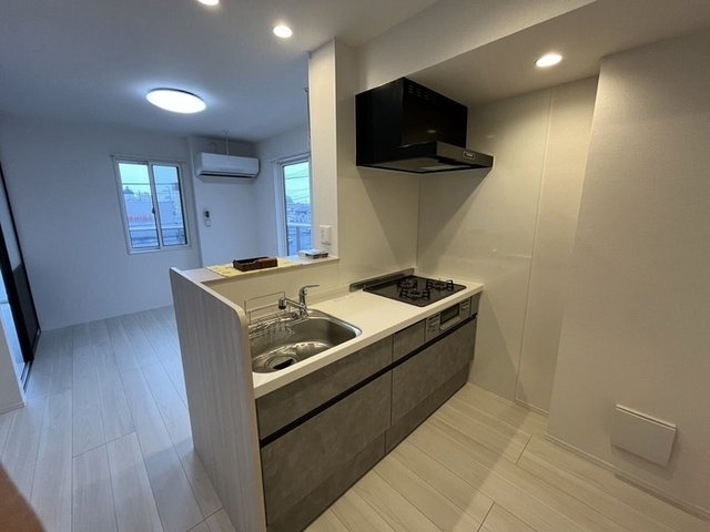 セッティエーム高崎Ｂのキッチン|３口コンロ付きシステムキッチン