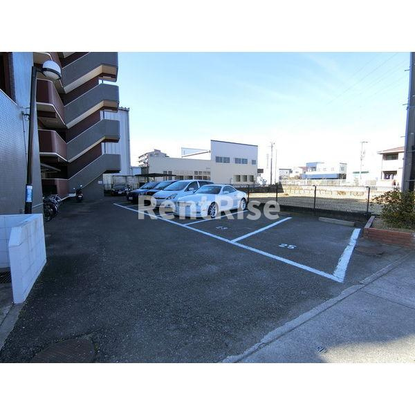 アルバインローズイッセイの駐車場