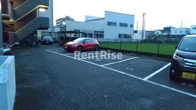 アルバインローズイッセイの駐車場