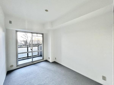 【寝室】 | コスモ北野田 | 大きな窓からたっぷりの日差しが降り注ぐ明るい室内です。気持ちの良い朝日を受けて、目覚めの良い健康的な朝を迎えられそうです。 