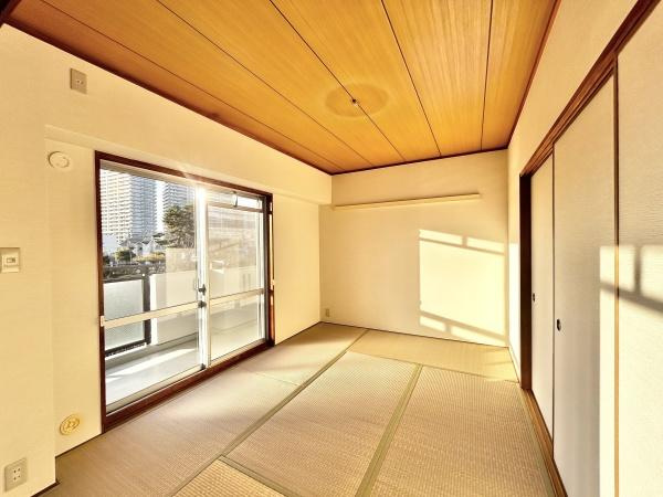 【和室】 | コスモ北野田 | DKと隣接した6畳の和室。
お子様の遊び部屋・お昼寝スペースとして使うのもオススメです♪