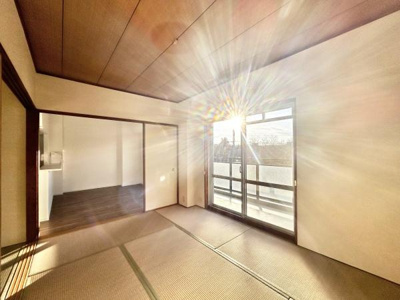 【和室】 | コスモ北野田 | 室内にいても、たっぷりの陽光と爽やかな風を感じて頂ける、開放感あふれる居室です。