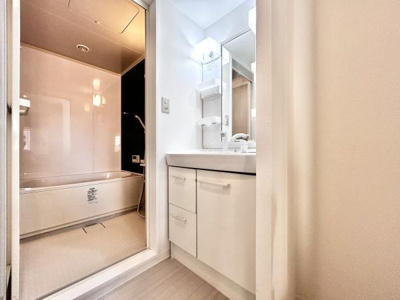 【独立洗面台】 | コスモ北野田 | 明るく、清潔感のある洗面所♪鏡も大きく使い勝手の良い洗面化粧台です♪