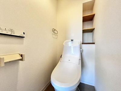 【トイレ】 | コスモ北野田 | 保温・洗浄便座はもちろん、収納棚もございます。