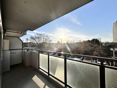 【バルコニー】 | コスモ北野田 | 物干しセットを追加すれば、一度にたくさんのお洗濯物が干せるのが魅力！テーブルセットを広げ、夕涼みを楽しみながら一杯呑むのも楽しいかも…