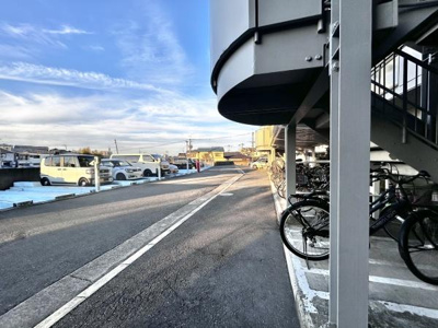 【駐車場】 | コスモ北野田 | お車の出し入れも楽々ですね♪現地駐車場部分になります！
