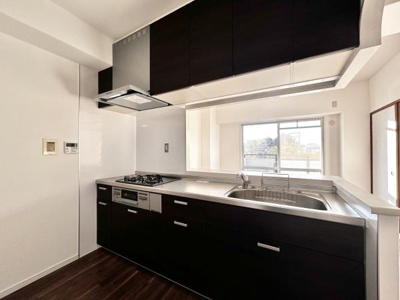 【キッチン】 | コスモ北野田 | カウンターキッチンでお部屋全体を見渡しながらお料理できます♪家族での会話も増えそうですね♪
