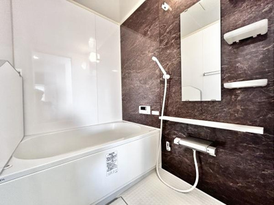 【浴室】 | コスモ北野田 | アクセントパネルで落ち着きのある雰囲気を演出♪毎日の疲れを癒やすバスタイムを。