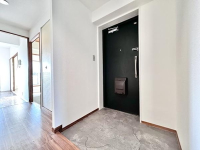 【玄関】 | コスモ北野田 | シュークロークもあるので、靴がたくさんあっても安心！気持ちの良い朝は、毎日ここからスタートしていきます♪