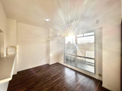 【居間・リビング】 | コスモ北野田 | 室内にいても、たっぷりの陽光と爽やかな風を感じて頂けます！
ご家族と穏やかに過ごす、心地の良い時間が流れます。