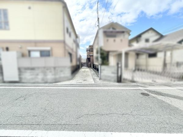 【前面道路含む現地写真】 | 周辺には、コンビニやスーパーなどの生活に便利な施設が揃っております♪