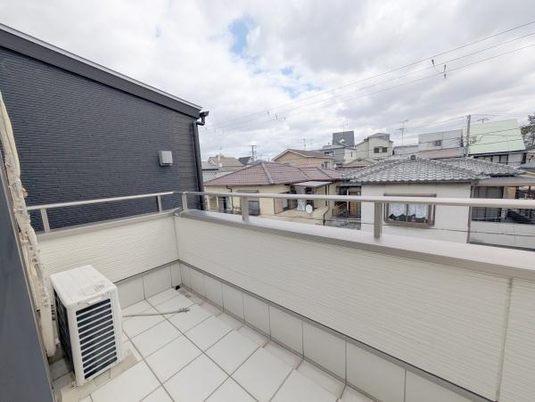 【バルコニー】 | 太陽の光と爽やかな風を受けたお洗濯物はあっという間に乾き、取りこむ時には太陽の匂いを感じられそうですね♪