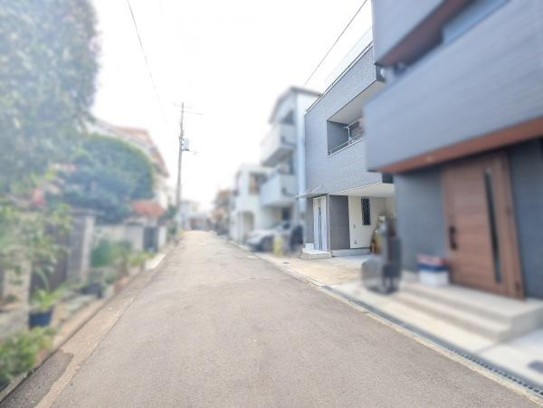 【前面道路含む現地写真】 | 低層の一戸建てを中心とした街並みが整然と続き、周辺は高い建物が建っていないので、採光や開放性に恵まれる環境です。