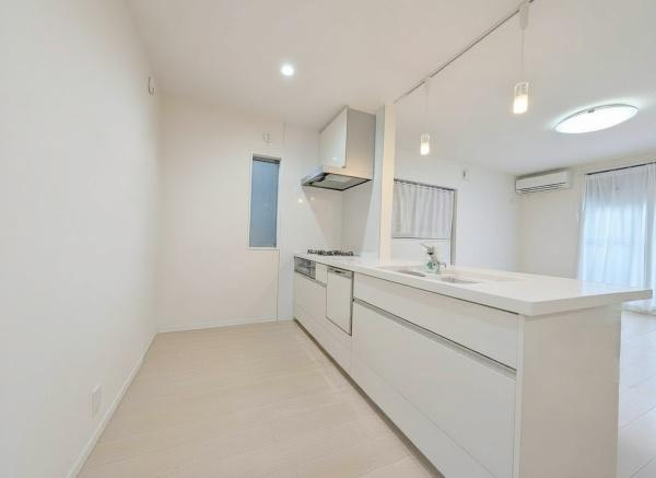 【キッチン】 | 見せるキッチン。ダイニングとの空間のつながりが、スペースのゆとりを生み出します♪