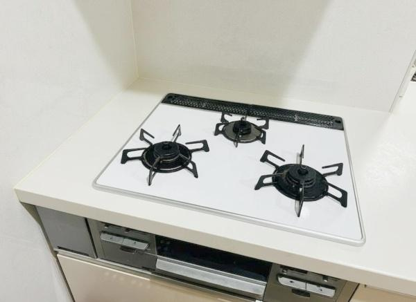 【キッチン】 | 三口コンロでお料理がはかどりますね♪
お料理も気分よくできそうです！