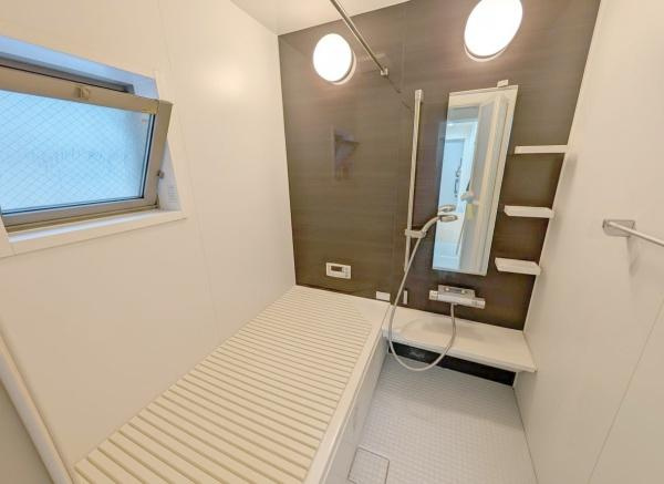 【浴室】 | アクセントパネルで落ち着きのある雰囲気を演出♪毎日の疲れを癒やすバスタイムを。
空気が籠らない様に小窓も設置しております。