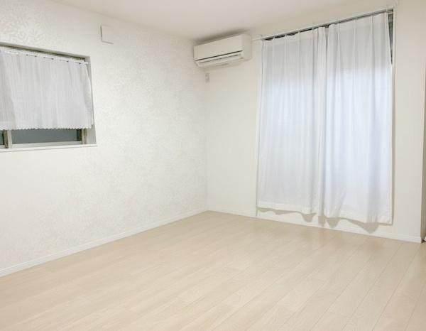 【居間・リビング】 | ここにはみんなが集い、食事と楽しい会話が始まる。話に夢中になりすぎて、ついつい時を忘れてしまう。そんな束の間の幸せを感じさせてくれる場所。