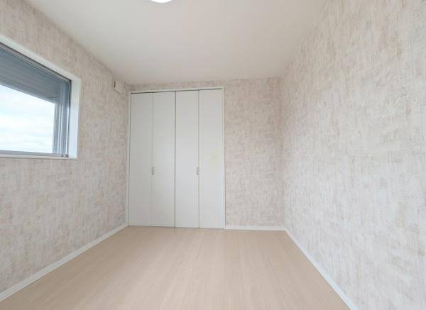 【洋室】 | 木目のフローリングが暖かみのある室内に。