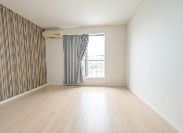 【寝室】 | 大きな窓からたっぷりの日差しが降り注ぐ明るい室内です。気持ちの良い朝日を受けて、目覚めの良い健康的な朝を迎えられそうです。 