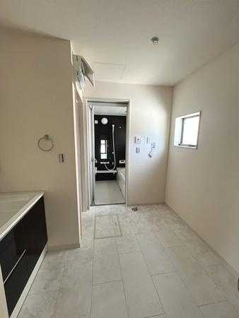 リーブルガーデン下三橋町 １号棟 ／新築一戸建の独立洗面台|■現地撮影写真■浴室隣接のゆとりのある洗面スペース！
