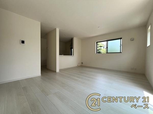 リーブルガーデン下三橋町 １号棟 ／新築一戸建の居間・リビング|■現地撮影写真■ご家族でくつろいでいただける広々したリビング！
