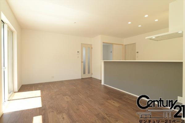 ファーストタウン学園大和町 ／新築一戸建の内観：施工例|■窓ガラスは紫外線７６％カットで安心のLOW-Eペアガラスを採用！結露防止にも効果的です！■