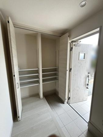 リーブルガーデン下三橋町 ２号棟 ／新築一戸建の玄関|■現地撮影写真■すっきりとした明るい玄関が家族やお客様を迎えてくれます！