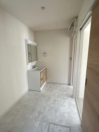 リーブルガーデン下三橋町 ２号棟 ／新築一戸建の独立洗面台|■現地撮影写真■浴室隣接のゆとりのある洗面スペース！