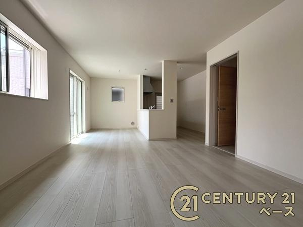 リーブルガーデン下三橋町 ２号棟 ／新築一戸建の居間・リビング|■現地撮影写真■ご家族でくつろいでいただける広々したリビング！