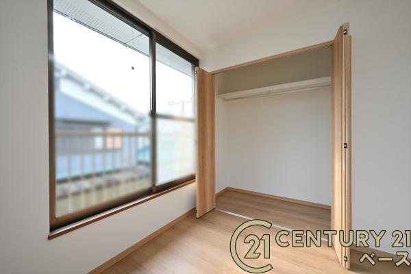 北葛城郡広陵町馬見北６丁目　一戸建の収納|■現地撮影写真■冬物のコートや季節のものなどたくさんしまえる広さ！