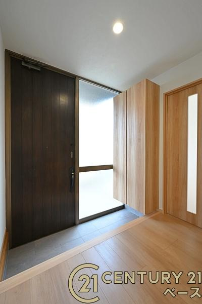 北葛城郡広陵町馬見北６丁目　一戸建の玄関|■現地撮影写真■すっきりとした明るい玄関が家族やお客様を迎えてくれます！